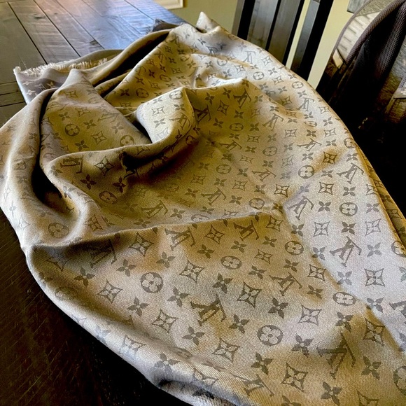 Louis Vuitton Shawl - Picture 8 of 8